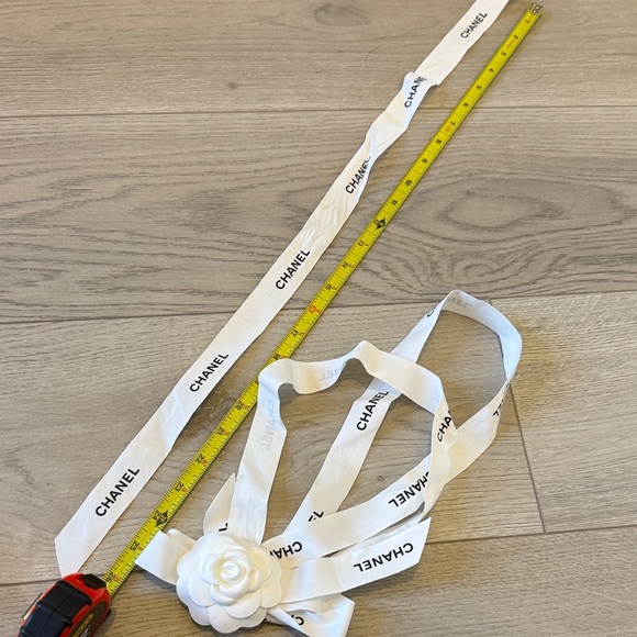 CHANEL White Ribbon with Floral Detail - Picture 3 of 4